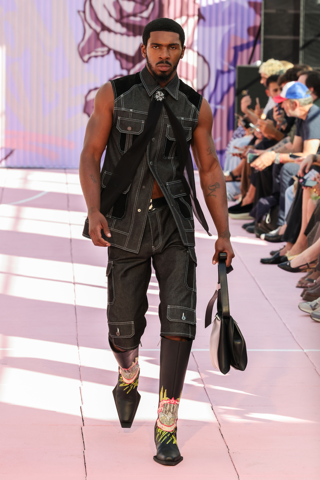 Off-White verão 2026 apresenta Pop Romance com mistura de esporte, brilho e utilitarismo em Nova York - Revista Estilo 