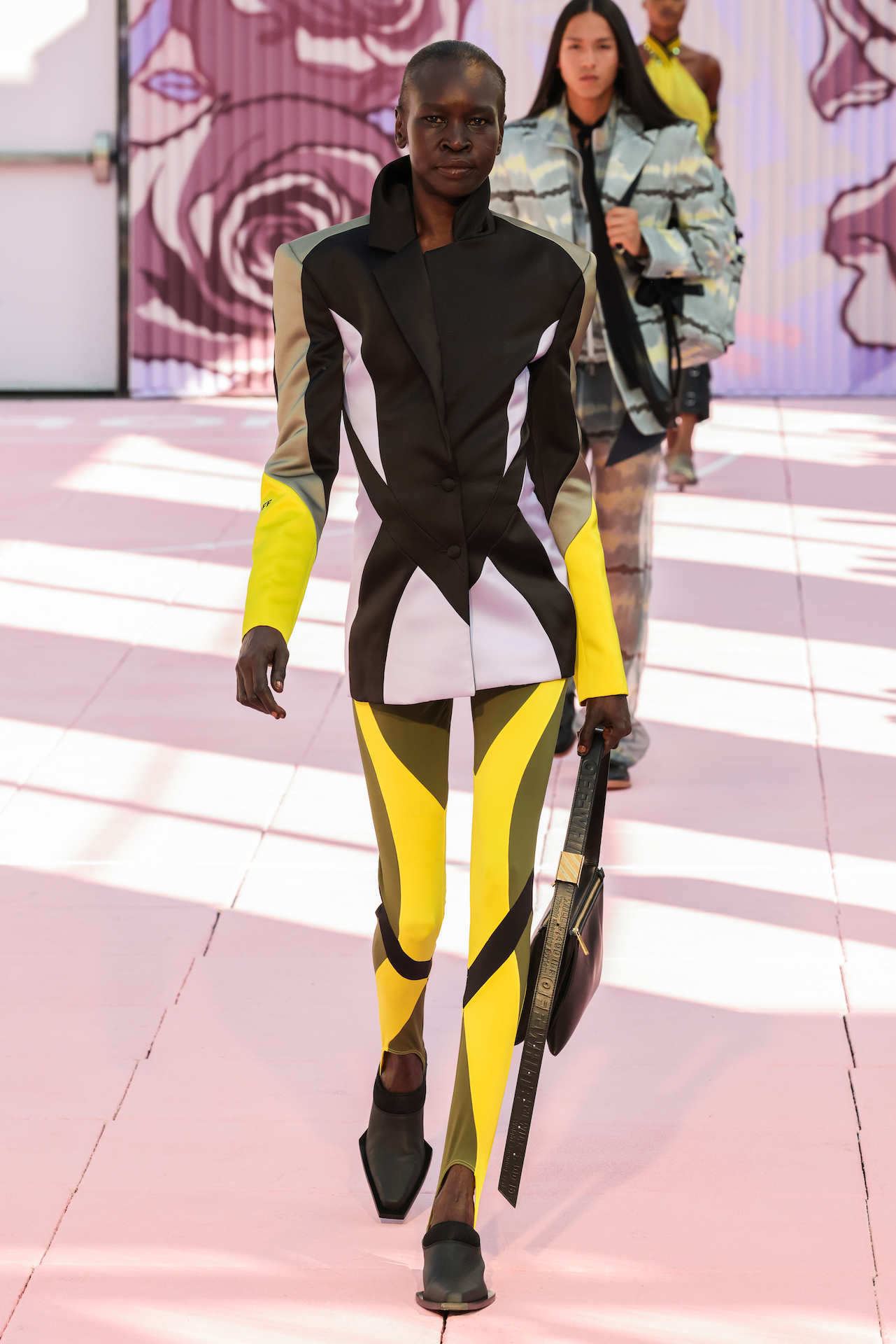 Off-White verão 2026 apresenta Pop Romance com mistura de esporte, brilho e utilitarismo em Nova York - Revista Estilo 