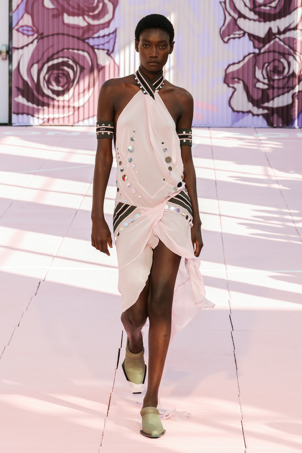 Off-White verão 2026 apresenta Pop Romance com mistura de esporte, brilho e utilitarismo em Nova York - Revista Estilo 