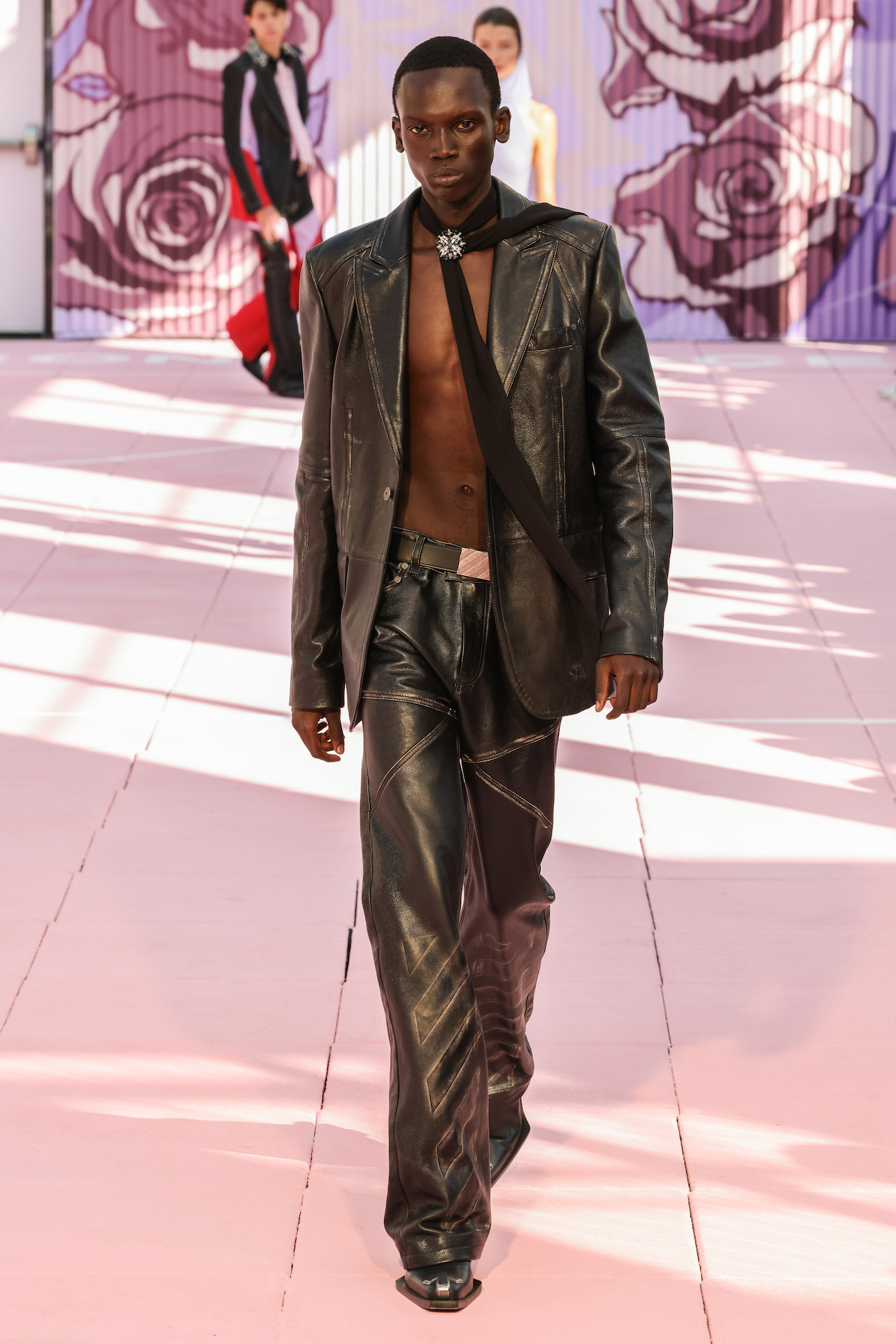 Off-White verão 2026 apresenta Pop Romance com mistura de esporte, brilho e utilitarismo em Nova York - Revista Estilo 