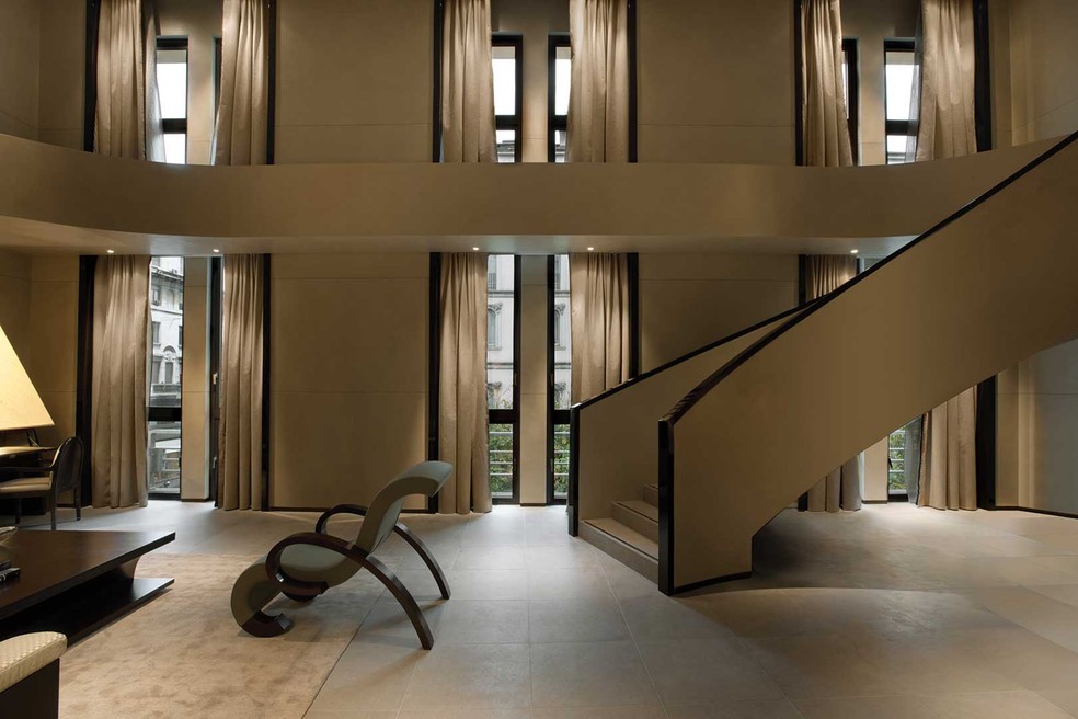 Armani Hotel Milano lança pacote de luxo com desfile e peças sob medida em tributo a Giorgio Armani - Revista Estilo