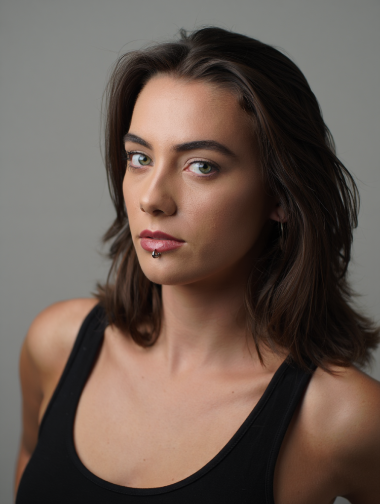 modelo Adriana B da Major Model exibe seu piercing bucal - Portal de Moda