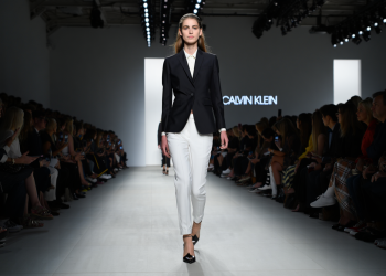 Modelo da Major Model se destaca em desfile para a Calvin Klein em São Paulo - Revista Estilo - Revista de Moda