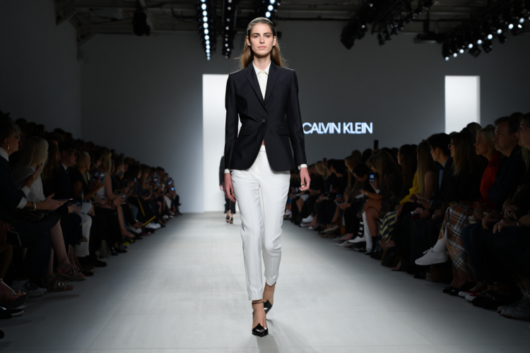 Modelo da Major Model se destaca em desfile para a Calvin Klein em São Paulo - Revista Estilo - Revista de Moda