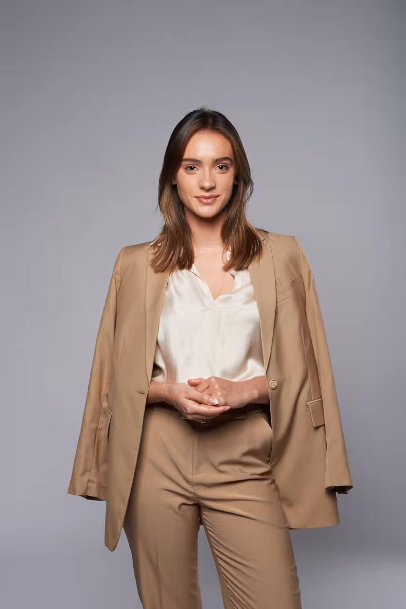 Calça Cáqui: O Clássico Que Voltou Com Força E Promete Dominar A Moda Em 2025 - Revista Estilo - Revista De Moda