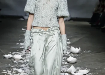 London Fashion Week Outono/Inverno 2026: As Tendências e Desfiles que Definiram o Inverno Britânico-Revista Estilo