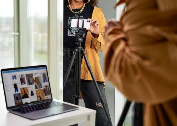 Redes Sociais Como Instagram E Tiktok Têm Transformado A Maneira Que Interagimos Com A Moda, Priorizando Personalização E Criatividade.-Revista Estilo