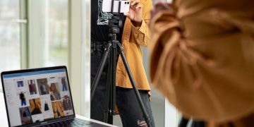 Redes Sociais Como Instagram E Tiktok Têm Transformado A Maneira Que Interagimos Com A Moda, Priorizando Personalização E Criatividade.-Revista Estilo