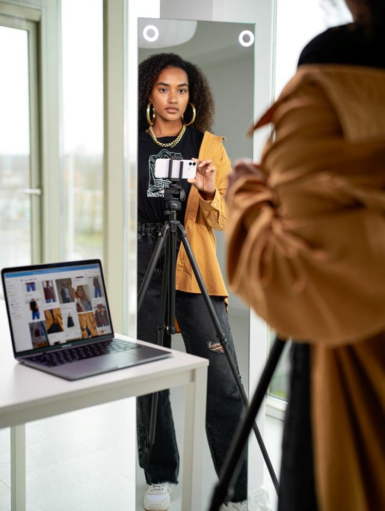 Redes Sociais Como Instagram E Tiktok Têm Transformado A Maneira Que Interagimos Com A Moda, Priorizando Personalização E Criatividade.-Revista Estilo