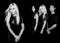 Donatella Versace retorna ao mercado de luxo e cria nova marca em parceria com o grupo Revolve - Revista ESTILO Donatella Versace Retorna Ao Mercado De Luxo E Cria Nova Marca Em Parceria Com O Grupo Revolve-Revista Estilo
