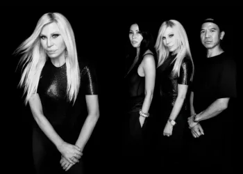Donatella Versace retorna ao mercado de luxo e cria nova marca em parceria com o grupo Revolve - Revista ESTILO Donatella Versace Retorna Ao Mercado De Luxo E Cria Nova Marca Em Parceria Com O Grupo Revolve-Revista Estilo